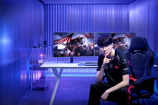 T1 페이커 선수가 삼성전자 OLED 게이밍 모니터 '오디세이 OLED G8(G80SD)'을 소개하고 있다./사진제공=삼성전자
