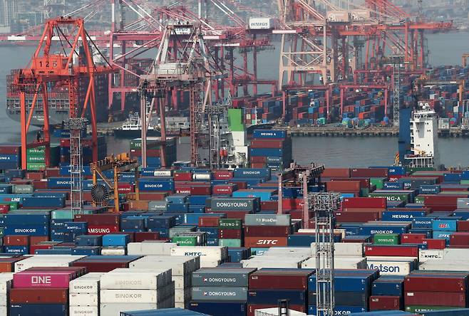 (부산=뉴스1) 윤일지 기자 = 1일 부산항 신선대부두와 감만부두 야적장에 컨테이너가 가득 쌓여 있다. 산업통상자원부가 이날 발표한 '2024년 상반기 및 6월 수출입동향'에 따르면 지난달 우리나라 수출은 전년 동기 대비 5.1% 증가한 570억7000만 달러, 수입은 7.5% 감소한 490억7000만 달러를 기록했다. 무역수지는 80억 달러 흑자를 기록해 9개월 연속 수출 플러스를 이어갔다. 이로써 올 상반기(1~6월) 수출은 전년 대비 9.1% 증가한 3348억 달러, 무역수지는 2018년(311억 달러) 이후 상반기 기준 최대