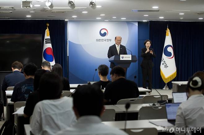 이창윤 과학기술정보통신부 제1차관이 26일 서울정부청사에서 열린 '과학기술계 출연연구기관의 R&D 생태계 역동성 및 지식 유동성 활성화 추진방안'에 대해 브리핑하고 있다. /사진=과기정통부