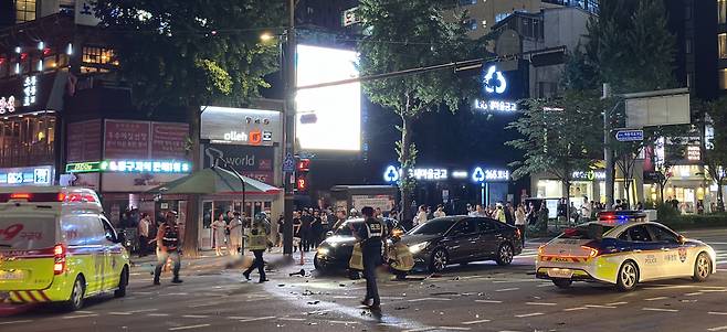 1일 밤 대형 교통사고가 발생한 서울 시청역 인근 교차로에서 경찰과 구조대원들이 현장을 수습하고 있다. [연합]