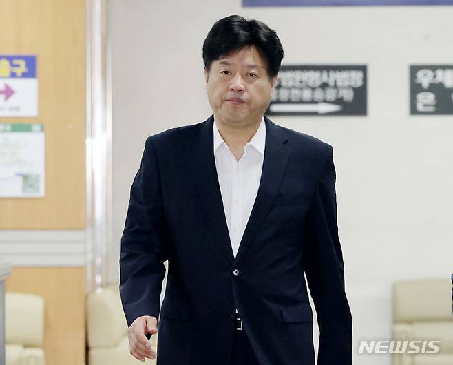 [서울=뉴시스] 김진아 기자 = 김용 전 민주연구원 부원장이 1일 서울 서초구 서울고등법원에서 열린 더불어민주당 불법 대선자금 의혹 관련 항소심 감정기일에 출석하고 있다. 2024.07.01. bluesoda@newsis.com