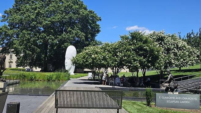 버지니아미술관 로빈슨 조각 정원의 아이콘, 하우메 플렌사의 ‘클로이’다. 눈을 살짝 감고 평안한 표정의 소녀는 보는 이의 마음마저 편안하게 한다. 사진=이한빛 제공. *재판매 및 DB 금지