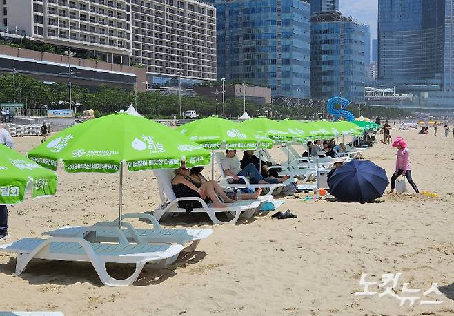 1일 해운대해수욕장을 찾은 시민들이 파라솔 아래에서 휴식을 취하고 있다. 김혜민 기자