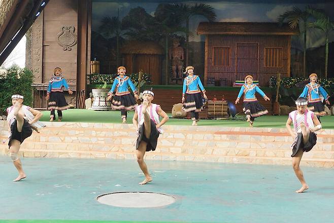 구족문화촌의 중앙광장에서는 하루 2차례 원주민의 공연이 열린다.