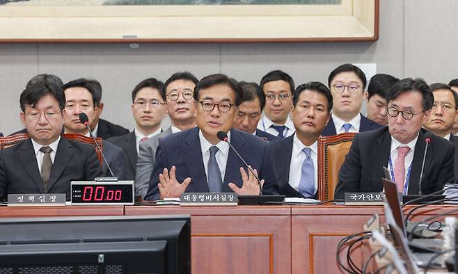 대통령실 고위 참모들이 1일 국회 운영위원회 전체회의에서 의원 질의에 답변하고 있다. 첫째줄 왼쪽부터 성태윤 정책실장, 정진석 비서실장, 장호진 국가안보실장. 최상수 기자