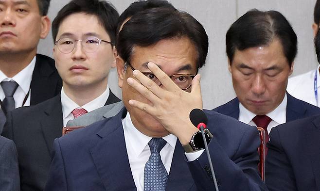 정진석 대통령 비서실장이 1일 서울 여의도 국회에서 열린 운영위원회 전체회의에서 안경을 고쳐 쓰고 있다. 뉴시스