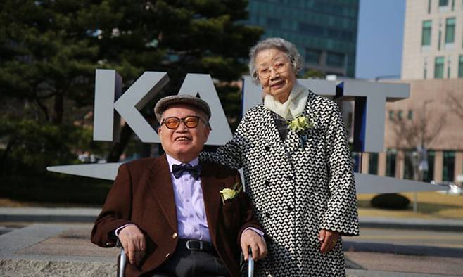 2022년 한국과학기술원(KAIST·카이스트)에서 명예 경영학 박사 학위를 받은 장성환 삼성브러쉬 회장(왼쪽)과 부인 안하옥씨. 카이스트 제공