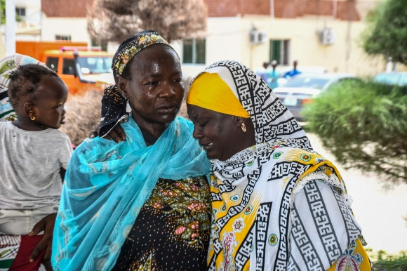 2024년 6월 29일 나이지리아 북동부에서 발생한 연쇄  자살폭탄테러로 부상을 입은 여성들이 서로를 위로하고 있다. 이날 테러로 최소 18명이 숨졌으며, 사망자 중 상당수가 어린이와 임산부로 알려졌다. AFP 연합뉴스