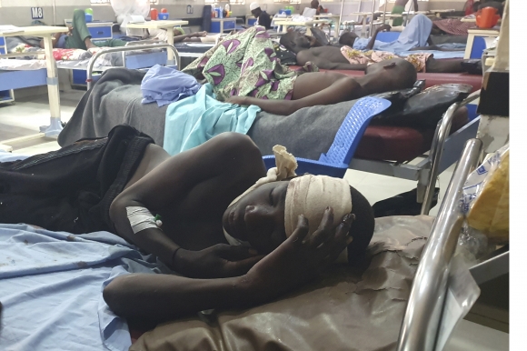 2024년 6월 29일 나이지리아 북동부에서 발생한 연쇄 자살폭탄테러로 부상을 입은 시민이 병원 치료를 받고 있다. AP 연합뉴스