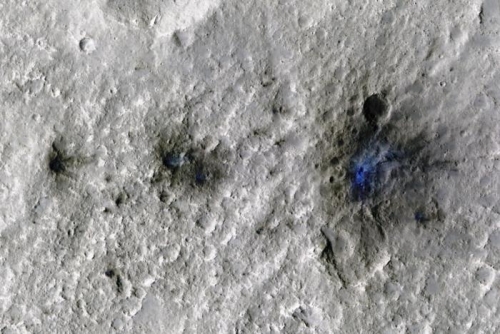 미국항공우주국 화성 탐사선 ‘인사이트’가 고해상도 이미징 카메라(HiRISE)를 이용해 처음 촬영한 운석 충돌 이미지  NASA-JPL 제공