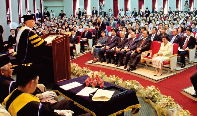 1999년 5월 17일 제주대에서 이케다 다이사쿠 SGI 회장에 대한 명예문학박사 학위 수여식이 열렸다. [SGI]