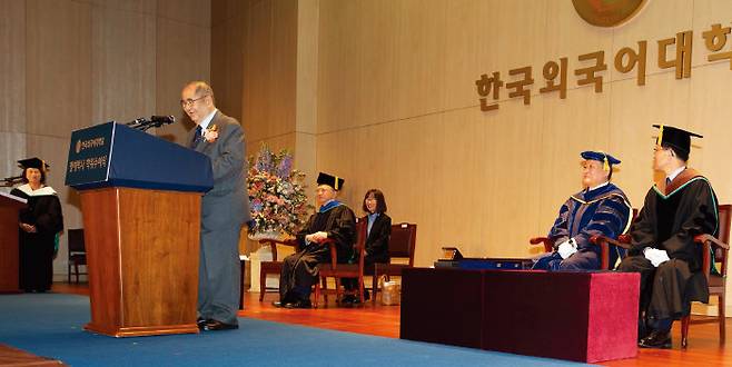 서울대 총장을 지낸 이수성 전 국무총리는 생전의 이케다 다이사쿠 회장과 대담을 진행하는 등 깊은 인연을 맺어왔다. 이 전 총리가 지난해 5월 20일 서울 동대문구 한국외국어대 오바마홀에서 열린 이케다 다이사쿠 회장에 대한 명예철학박사 학위수여식에서 축사를 하는 모습. [박해윤 기자]