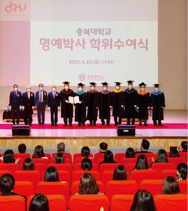 2022년 4월 28일 국립 충북대 개신문화관에서 이케다 다이사쿠 회장에 대한 명예교육학박사 학위수여식이 열렸다. 이는 전 세계에서 이케다 회장에게 수여한 400번째 명예학위다. [SGI]