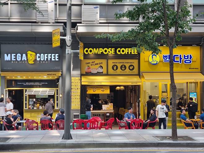 서울 광화문역 인근 빌딩의 저가 커피 매장 ⓒ연합뉴스