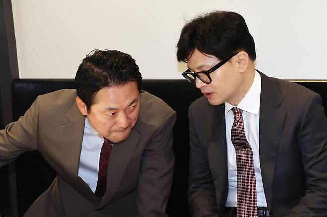 국민의힘 당 대표 경선에 출마한 한동훈 전 비상대책위원장(오른쪽)이 지난달 24일 서울 여의도의 한 식당에서 장동혁 의원과 대화하고 있다. ⓒ연합뉴스