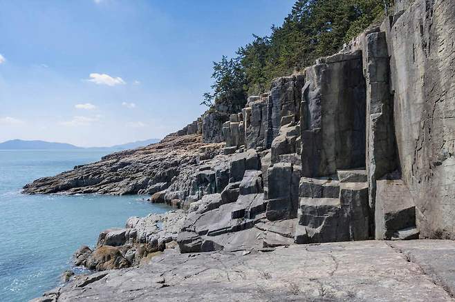 낭도의 남쪽 해안은 경관에 더해 지질학적 가치가 매우 우수하다