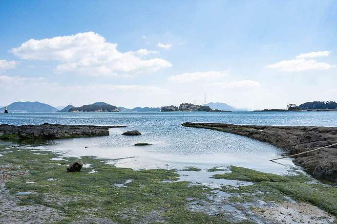 산타바해변 앞바다에는 사도와 추도가 두둥 떠 있다