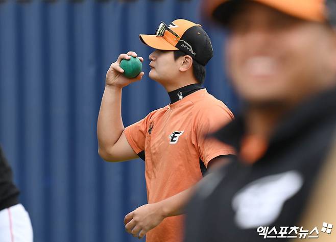 한화 투수 김서현은 지난달 30일 사직구장에서 열릴 계획이었던 '2024 신한 SOL Bank KBO 리그' 롯데와 더블헤더 1~2경기에서 특별 엔트리로 1군에 합류했다. 엑스포츠뉴스 DB