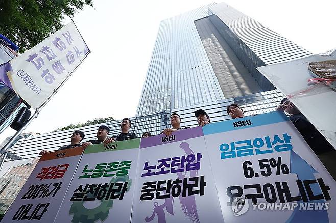 '연가 투쟁' 서초사옥 앞 팻말 든 삼성전자 노조 (서울=연합뉴스) 류영석 기자 = 삼성전자 사내 최대 노조인 전국삼성전자노동조합이 첫 연가 투쟁에 나선 7일 오전 서울 서초구 삼성전자 서초사옥 앞에서 조합원들이 팻말을 들고 있다. 2024.6.7 ondol@yna.co.kr