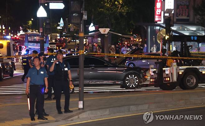 서울 시청역 교차로서 대형 교통사고 (서울=연합뉴스) 서대연 기자 = 1일 밤 대형 교통사고가 발생한 서울 시청역 인근 교차로에서 사고 수습작업이 진행되고 있다.
 경찰 관계자는 "70대 남성 운전자가 신호 대기하는 보행자들을 친 것으로 보인다"며 "현재 상황 파악 중으로, 사상자가 늘어날 수도 있다"고 말했다. 2024.7.1 dwise@yna.co.kr