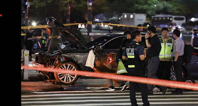1일 밤 대형 교통사고가 발생한 서울 시청역 인근 교차로에서 경찰이 주변을 통제하고 있는 모습. (사진=연합뉴스)
