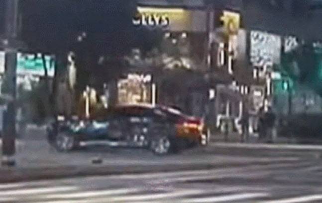 1일 시청역 인근에서 교통사고를 낸 차량이 인도 위에서 운행을 멈췄다.(사진=연합뉴스TV)