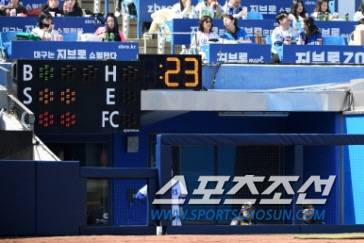 14일 대구 삼성라이온즈파크에서 열린 KBO리그 삼성과 롯데의 시범경기. 피치클락을 위해 초시계가 내야 관중석 앞에 설치돼 있다. 대구=박재만 기자 pjm@sportschosun.com/2024.03.14/