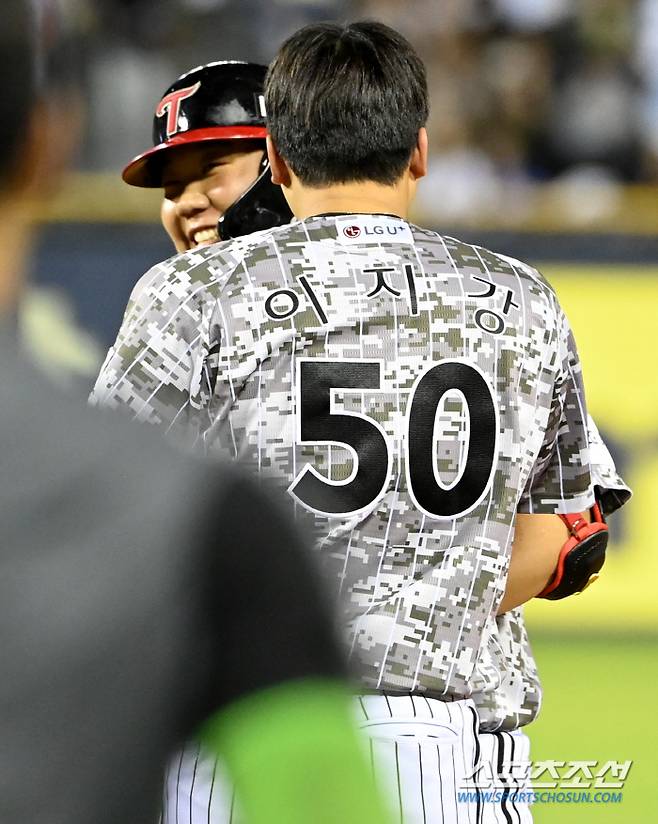 '범석아 형 마음이야~' 과자를 내미는 이지강에 김범석이 웃음을 터뜨렸다. 잠실=허상욱 기자