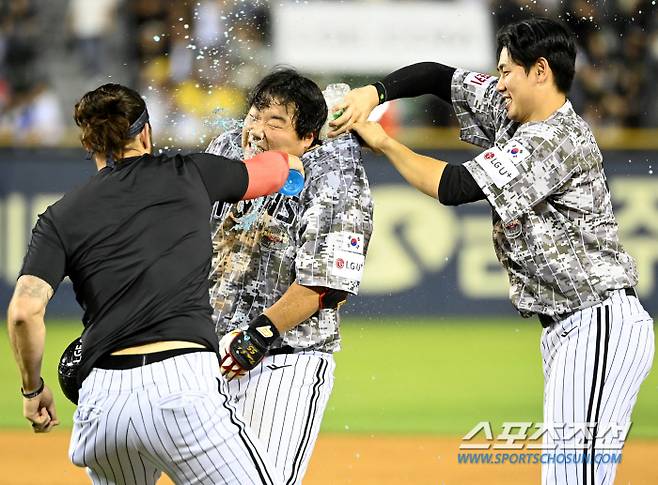 켈리와 홍창기의 시원한 물세례