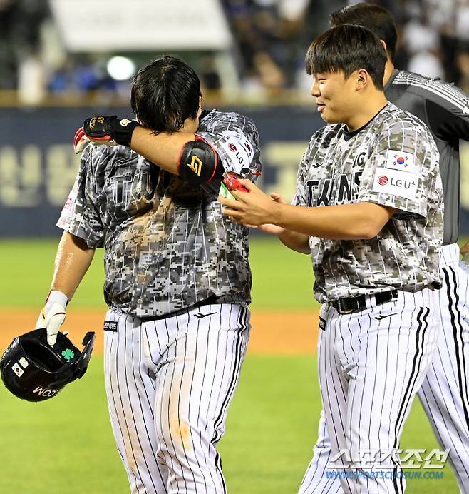 끝까지 파이를 권하는 이지강의 다정한 모습