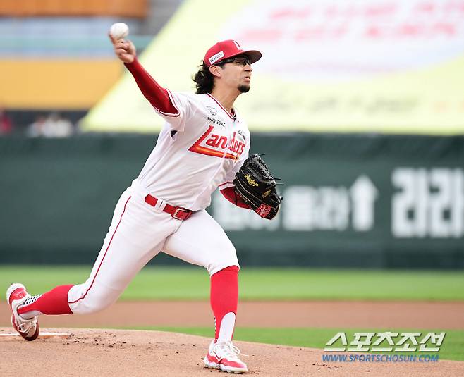 18일 인천 SSG랜더스필드에서 열린 KBO리그 SSG와 KIA의 경기. 힘차게 투구하고 있는 SSG 선발 더거. 인천=송정헌 기자songs@sportschosun.com/2024.04.18/