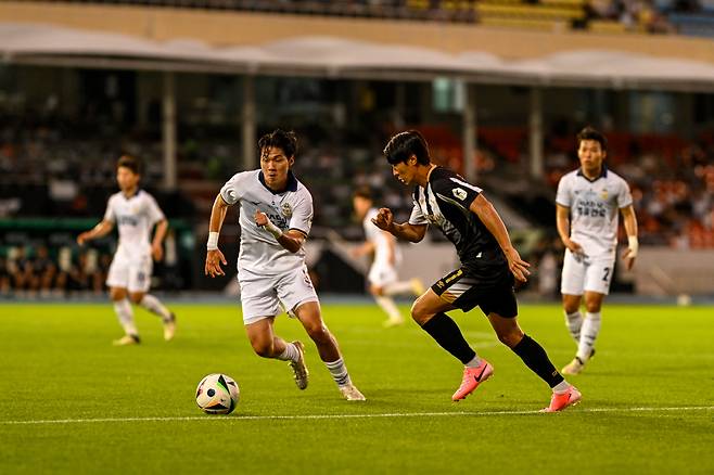 드리블 돌파를 하고 있는 성남 김정환(오른쪽). 사진제공=성남FC