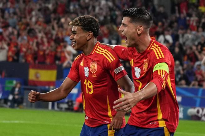 (240621) -- GELSENKIRCHEN, June 21, 2024 (Xinhua) -- Alvaro Morata (R) and Lamine Yamal of Spain celebrate during the UEFA Euro 2024 Group B match between Spain and Italy in Gelsenkirchen, Germany on June 20, 2024. (Xinhua/Peng Ziyang)<저작권자(c) 연합뉴스, 무단 전재-재배포, AI 학습 및 활용 금지>