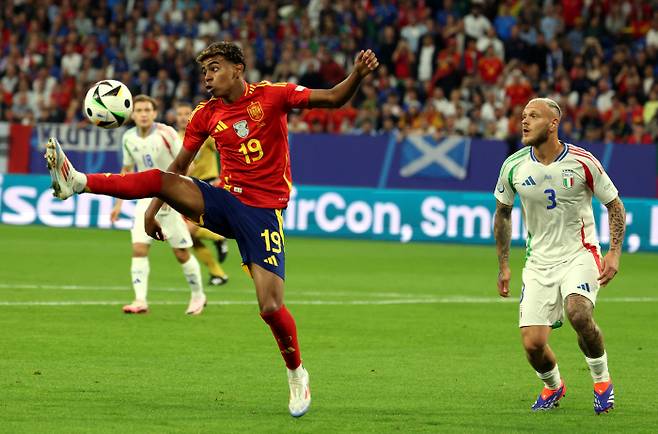 epa11426537 Lamine Yamal of Spain (L) in action against Federico Dimarco of Italy during the UEFA EURO 2024 group B soccer match between Spain and Italy, in Gelsenkirchen, Germany, 20 June 2024.  EPA/FRIEDEMANN VOGEL<저작권자(c) 연합뉴스, 무단 전재-재배포, AI 학습 및 활용 금지>