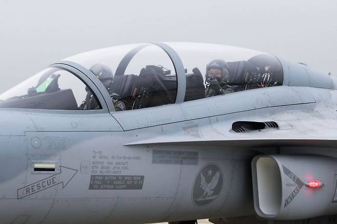 본지 기자가 민간인으로는 처음으로 고등훈련기 TA-50 블록(Block) 2에 탑승해 ‘하이택싱(hi-taxing)’훈련을 체험하고 있다. (사진제공=공군)