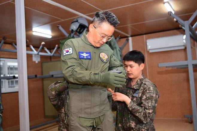 항공 장비실에서 전투기조종복, 좌석과 조종사의 몸을 연결하는 역할을 하는 하네스, 생환조끼, G슈트(Anti-G suit)를 모두 착용했다. (사진제공=공군)