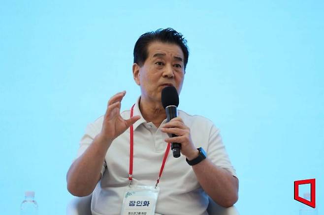 장인화 포스코그룹 회장이 1일 포항 체인지업그라운드에서 열린 타운홀미팅에서 직원들의 질문에 답변하고 있다.(제공=포스코홀딩스)