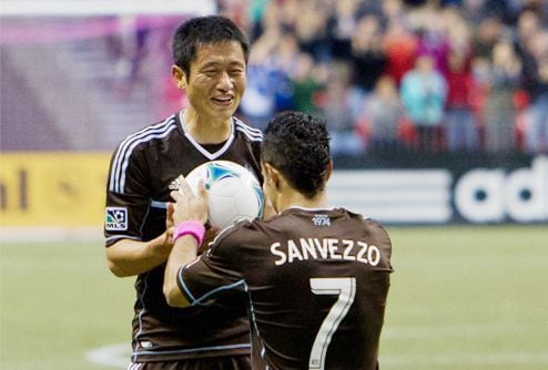 2013년 이영표(왼쪽) 은퇴 경기서 페널티킥 성공으로 MLS 득점왕에 오른 팀 동료 카밀로 산베조가 이영표에게 공을 바치는 세리머니를 하고 있다. /MLS 밴쿠버 화이트캡스 구단 홈페이지