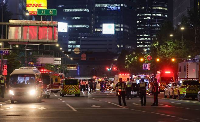 지난 1일 대형 교통사고가 발생한 서울 시청역 인근 교차로에서 경찰이 도로를 통제하고 있다. /연합뉴스