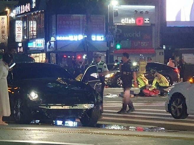 지난 1일 대형 교통사고가 발생한 직후의 서울 시청역 인근 교차로 모습. /인터넷 커뮤니티 캡쳐