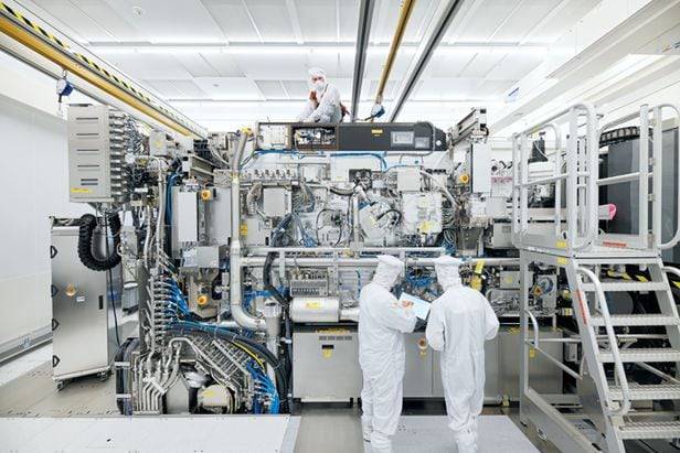 반도체 장비 업체 ASML의 직원들이 자사 EUV(극자외선) 장비를 살펴보고 있다./ASML