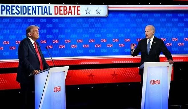 27일(현지시간) 미국 조지아주 애틀랜타 CNN 방송 스튜디오에서 열린 미국 대선 후보 첫 TV 토론에서 조 바이든 대통령(오른쪽)과 도널드 트럼프 전 미국 대통령이 열띤 토론하고 있다. ⓒ AFP/연합뉴스ⓒ