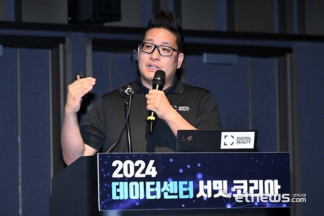 전자신문, 한국데이터센터연합회가 주최하는 '2024 데이터센터 서밋 코리아'가 'AX(AI Transformation) 시대, 데이터센터 혁신 전략'을 주제로 2일 서울 강남구 코엑스에서 열렸다. 김용지 디지털리얼티 기술이사가 'AI 환경에 최적화된 데이터센터 플랫폼 소개'를 주제로 발표하고 있다. 김민수기자 mskim@etnews.com