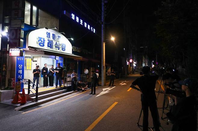 시청역 사고 피해자들 이송된 영등포병원 장례식장 (서울=연합뉴스) 서대연 기자 = 2일 오전 전날 시청역 교차로에서 발생한 대형 교통사고로 숨진 피해자들이 이송된 서울 영등포구 영등포병원 장례식장의 모습. 2024.7.2 dwise@yna.co.kr (끝)