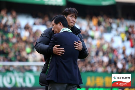 이동국(왼쪽), 최강희 감독(이상 당시 전북현대). 한국프로축구연맹 제공