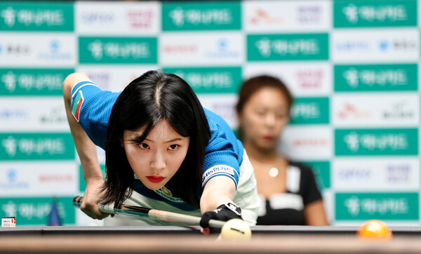 정수빈이 1일 경기도 고양 킨텍스 PBA 스타디움에서 열린 시즌 2차 투어 하나카드 챔피언십 64강전에서 김가영을 상대로 공격하고 있다. PBA 제공