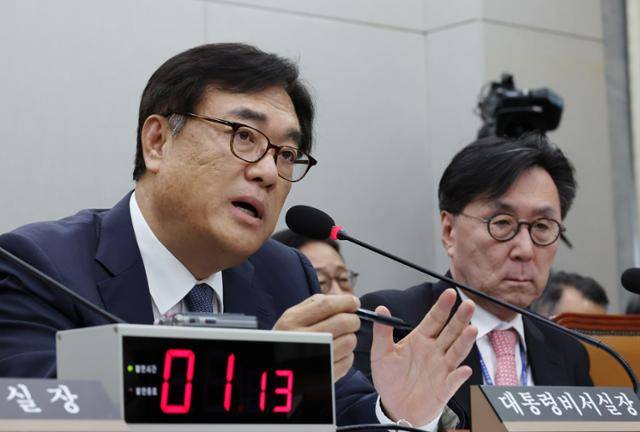 정진석 대통령 비서실장이 1일 오후 서울 여의도 국회에서 열린 운영위원회 전체회의에서 의원 질의에 답변하고 있다. 오른쪽은 장호진 국가안보실장. 뉴시스