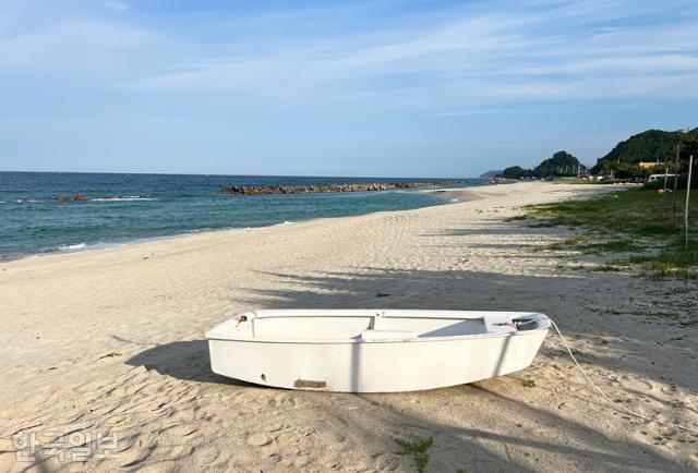 울진해양레포츠센터 앞 덕신해변은 잘 알려지지 않아 한적하게 여름 바다를 즐길 수 있다.