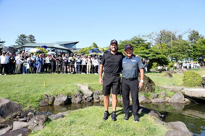 'K J CHOI' 아일랜드 위에 선 최경주(오른쪽)과 그의 캐디. KPGA 제공