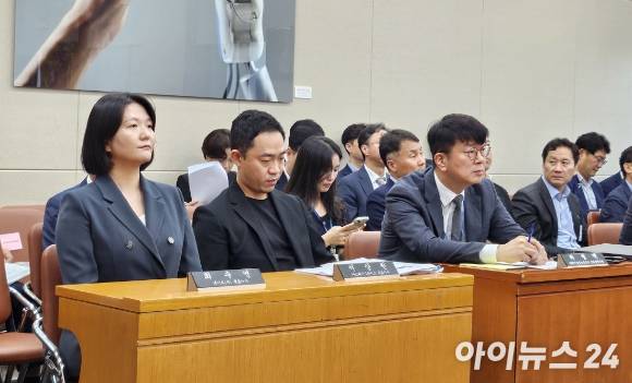 2일 서울시 영등포구 국회에서 열린 과학기술정보방송통신위원회 전체회의에 참석한 최수연 네이버 대표(왼쪽)와 서상원 스테이지엑스 대표(왼쪽 두 번째)가 개회를 기다리고 있다. [사진=정유림 기자]